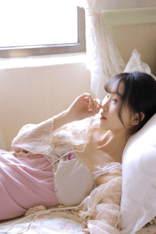 男女之间一边接吻一边摸下面